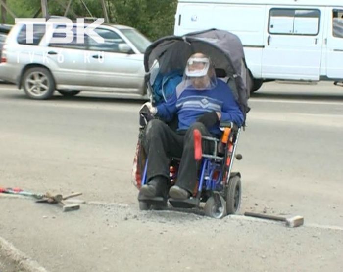 Красноярский инвалид-колясочник сломал бордюр, чтобы проехать к больнице (2 фото)