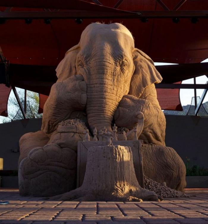 Песочная скульптура 2,7-метрового слона, играющего в шахматы с мышью (8 фото)
