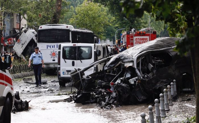 В Стамбуле рядом с автобусной остановкой произошел взрыв (10 фото)