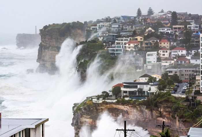 Жители побережья Сиднея пострадали от сильного шторма (10 фото)