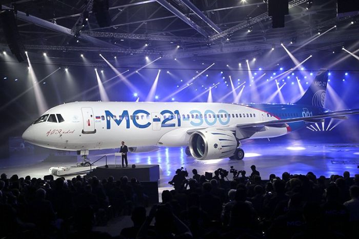 В Иркутске представили новейший пассажирский самолет МС-21(6 фото)