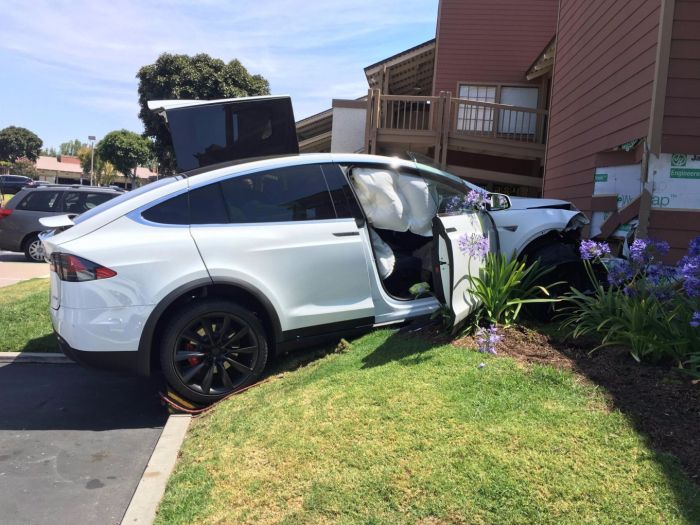 Владелец электрокара Tesla Model X обвинил в аварии бортовой компьютер (2 фото)