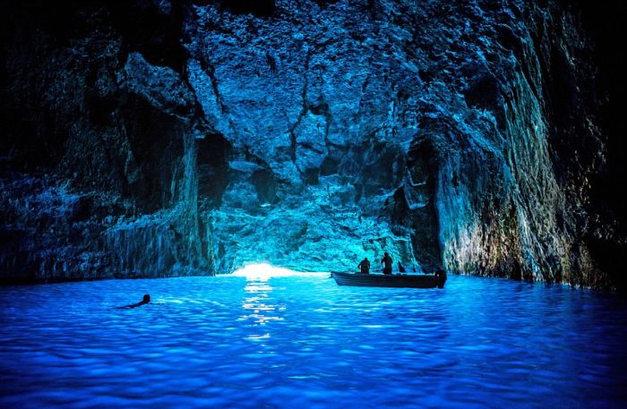 Удивительные подводные пещеры на снимках Чарли Юнга (12 фото)