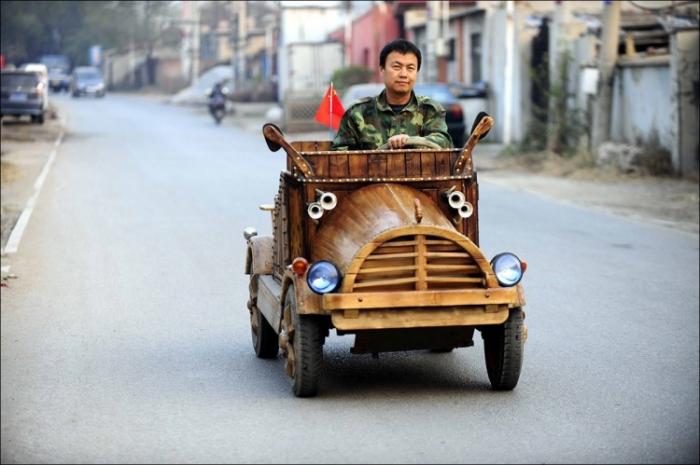 Китаец запилил себе деревянный электромобиль (8 фото)
