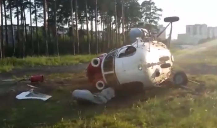  В Екатеринбурге рухнул медицинский вертолет «Ми-2» (5 фото)