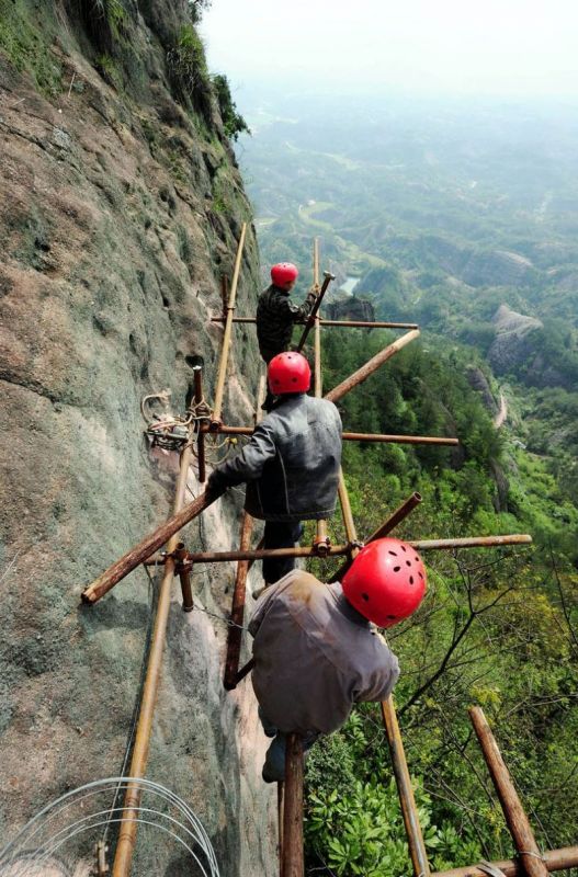 Бесстрашные китайцы строят горную тропу без страховки (7 фото)