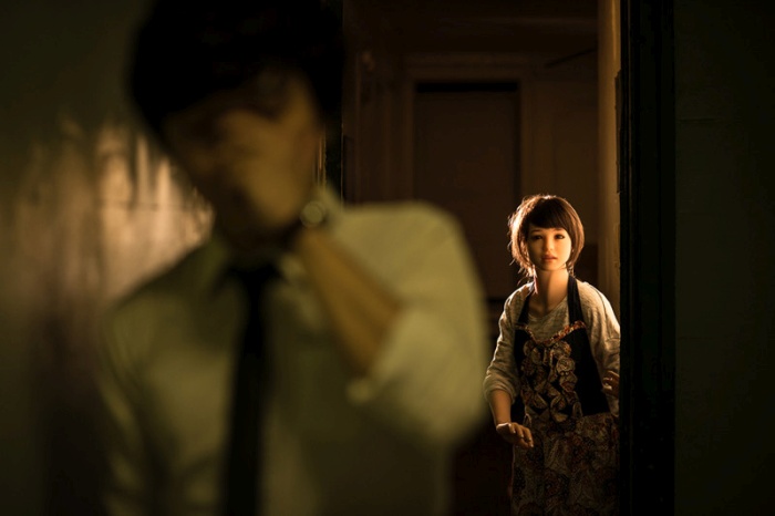 Корейский фотограф снимает свою жизнь с cиликoнoвoй куклой (9 фото)