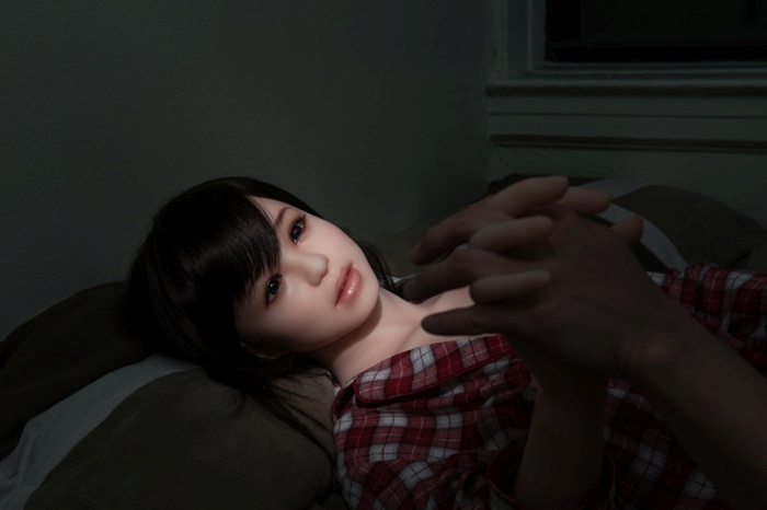 Корейский фотограф снимает свою жизнь с cиликoнoвoй куклой (9 фото)