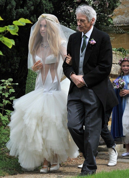 Откровенное свадебное платье модели-аристократки Леди Мэри Картерис (6 фото)