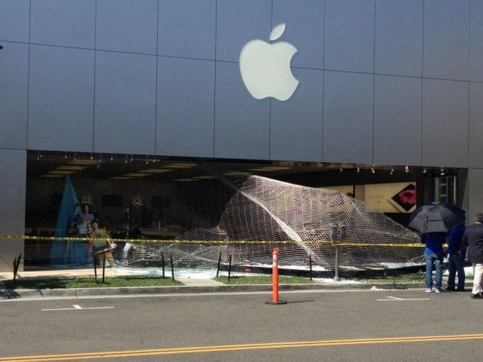 Это насколько же нужно хотеть iPhone, чтобы вломиться в магазин Apple (3 фото)