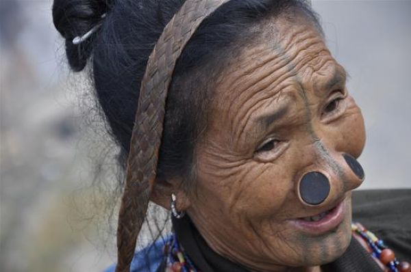 Для чего женщины народа апатани вставляли в нос пробки (10 фото)
