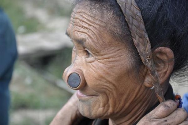 Для чего женщины народа апатани вставляли в нос пробки (10 фото)