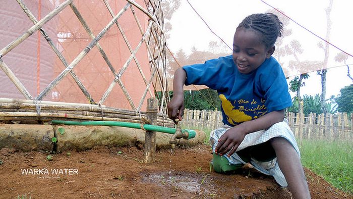  В Африке собирают пресную воду из воздуха (6 фото)