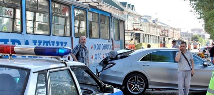 В Перми трамвай столкнулся с двумя автомобилями марки Mercedes (2 фото)