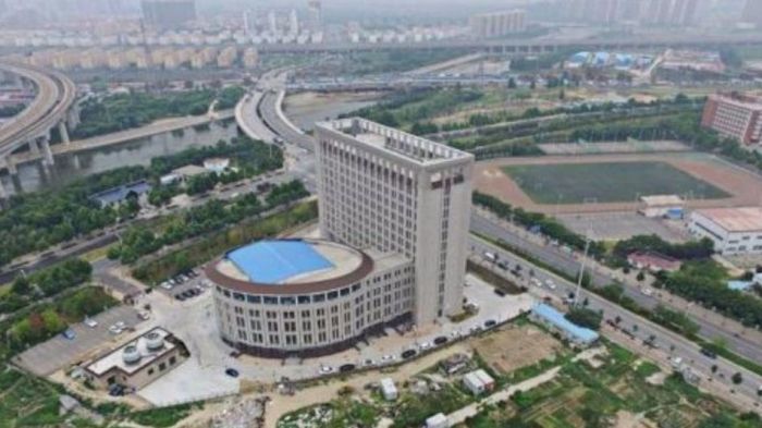 Здание китайского университета напомнило жителям страны большой унитаз (2 фото)