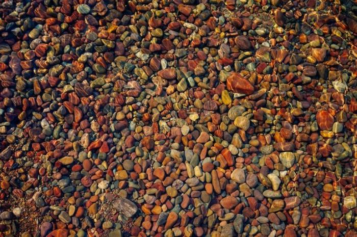 Цветные камни Озера Макдональд (7 фото)