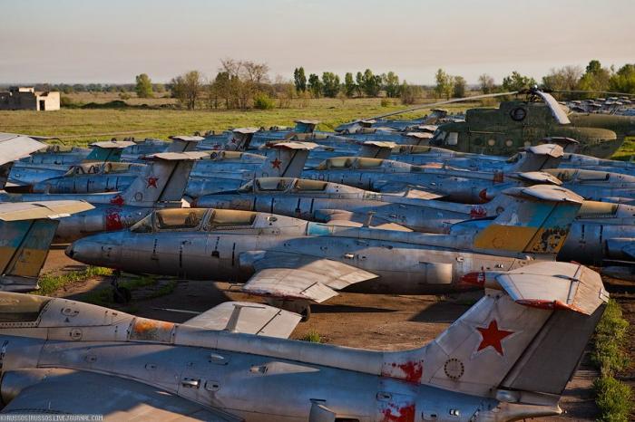 Заброшенный аэродром на Украине (42 фото)