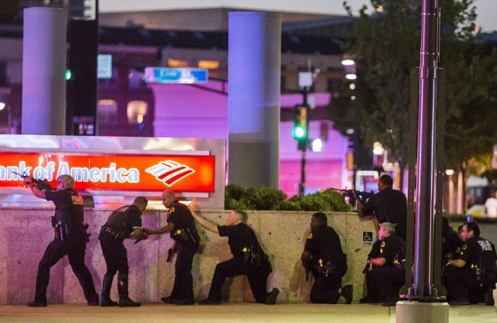 В Далласе в ходе акций протеста убиты 5 полицейских (5 фото)