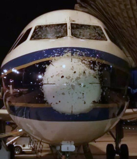 Пассажирский самолет попал под град (5 фото)
