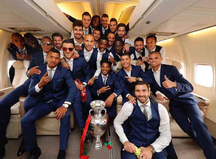 Как встречали чемпионов Европы по футболу в Лиссабоне (19 фото)