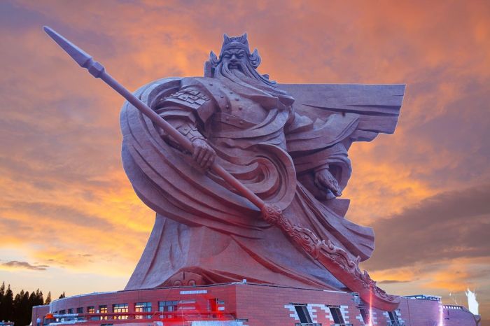 В Китае появилась статуя древнего полководца Гуань Юя (5 фото)