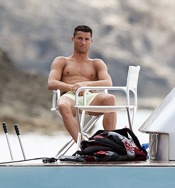 Криштиану Роналду отдыхает на яхте в Средиземном море (8 фото)
