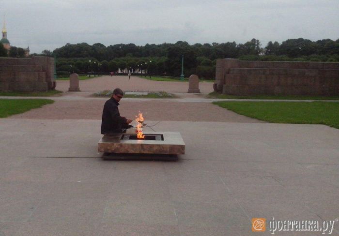 В Санкт-Петербурге неизвестные пожарили шашлык на «Вечном огне» (2 фото)