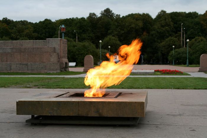 В Санкт-Петербурге неизвестные пожарили шашлык на «Вечном огне» (2 фото)