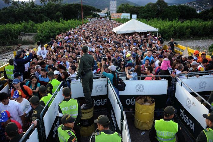 За сутки 35 000 жителей Венесуэлы пересекли границу с Колумбией  (5 фото)