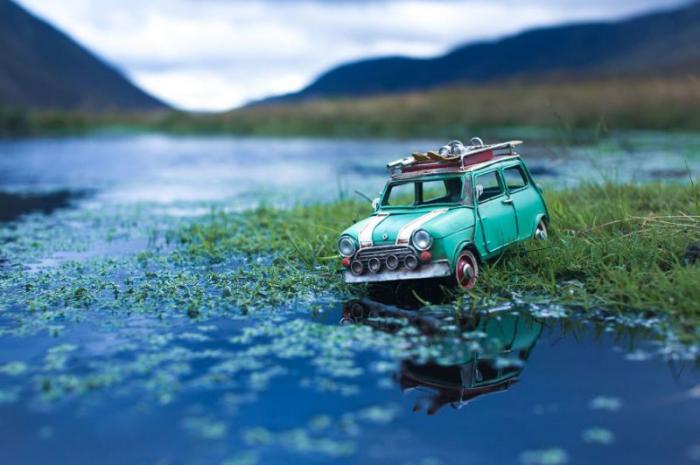 Путешествия миниатюрных ретроавтомобилей (25 фото)