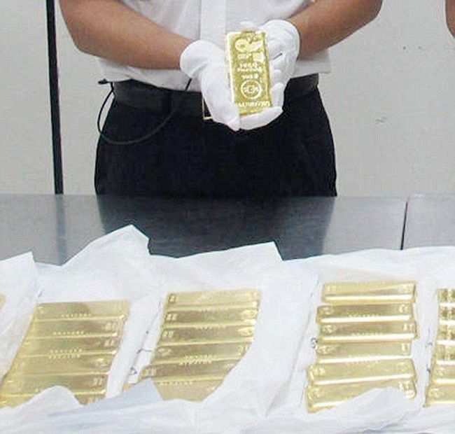 Китайские таможенники изъяли у туристов 76 кг контрабандного золота (5 фото)