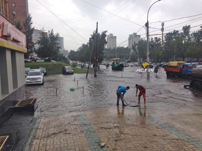  В Новосибирске после сильного дождя начался потоп (13 фото)