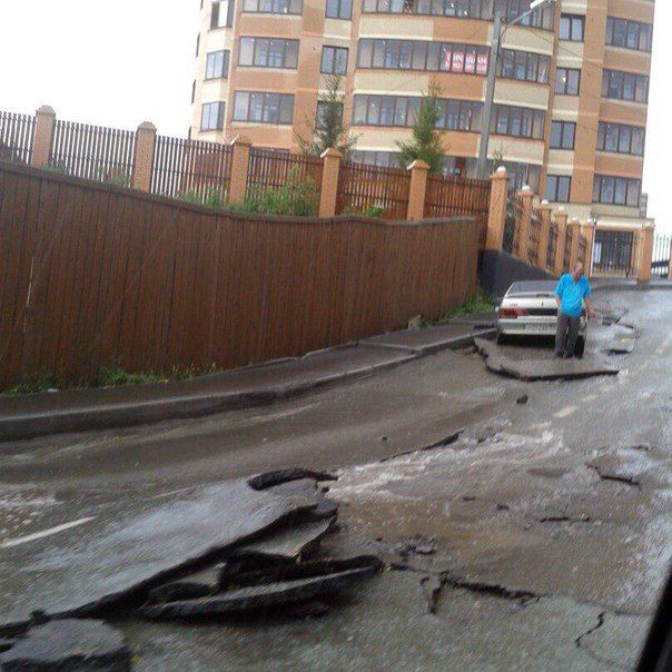  В Новосибирске после сильного дождя начался потоп (13 фото)