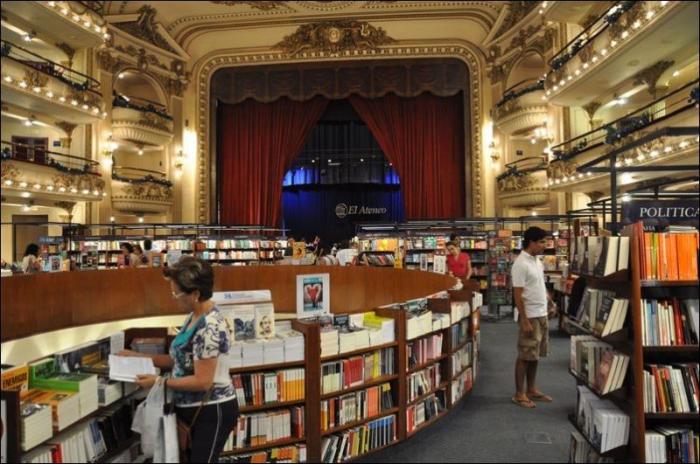 Книжный магазин в бывшем здании театра (11 фото)