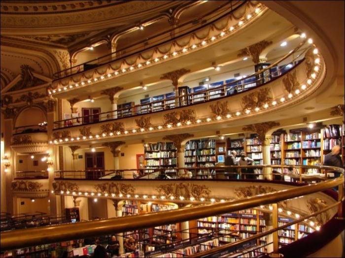 Книжный магазин в бывшем здании театра (11 фото)