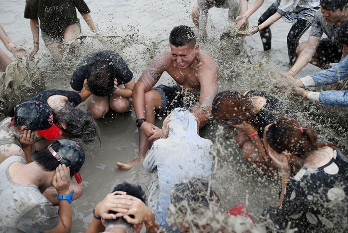 Фестиваль купания в грязи в Южной Корее (12 фото)