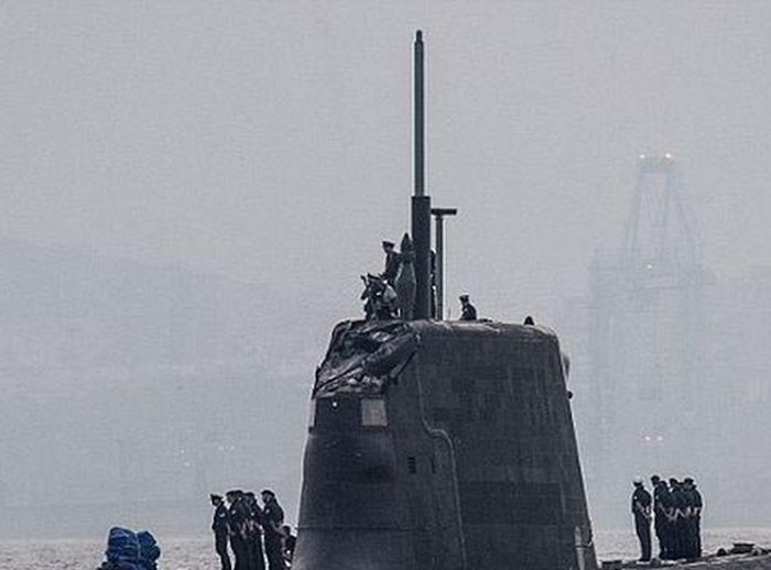 Британская атомная подводная лодка столкнулась с торговым судном (2 фото)