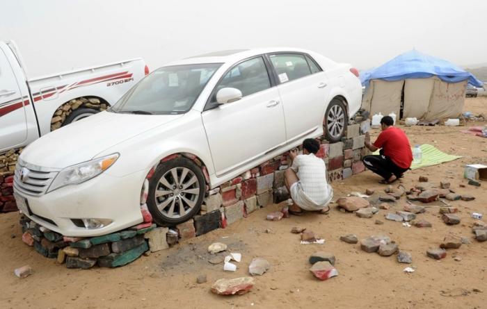 Зачем саудовская молодежь обкладывает камнями машины (6 фото)