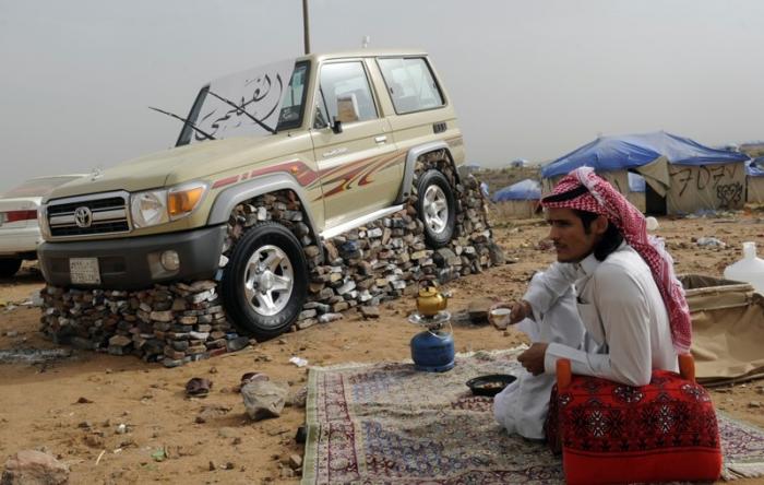 Зачем саудовская молодежь обкладывает камнями машины (6 фото)
