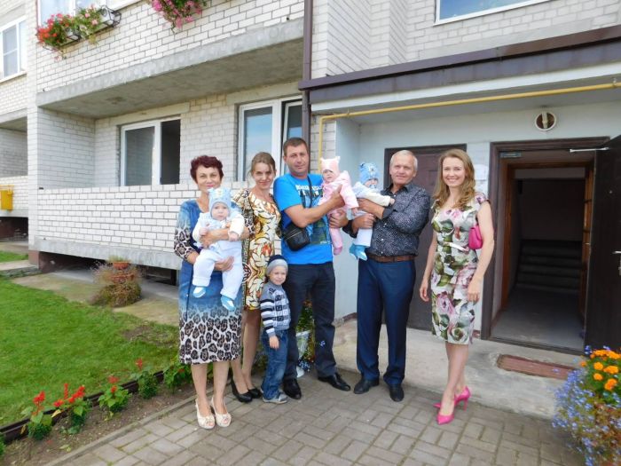 Жена губернатора подарила свою квартиру многодетной семье (2 фото)