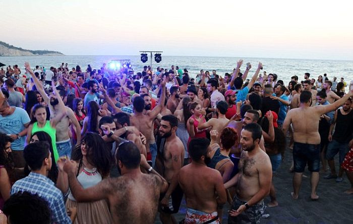 Пляжная вечеринка в Сирии (5 фото)