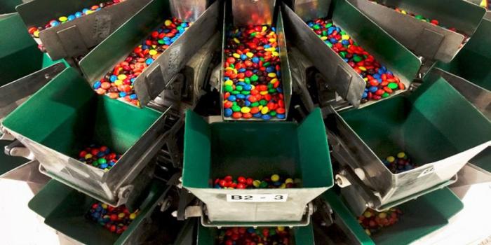 На фабрике M&M’s: как производят конфеты (21 фото)