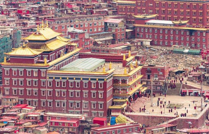 Власти Китая начали сносить строения в городе тибетских монахов (8 фото)