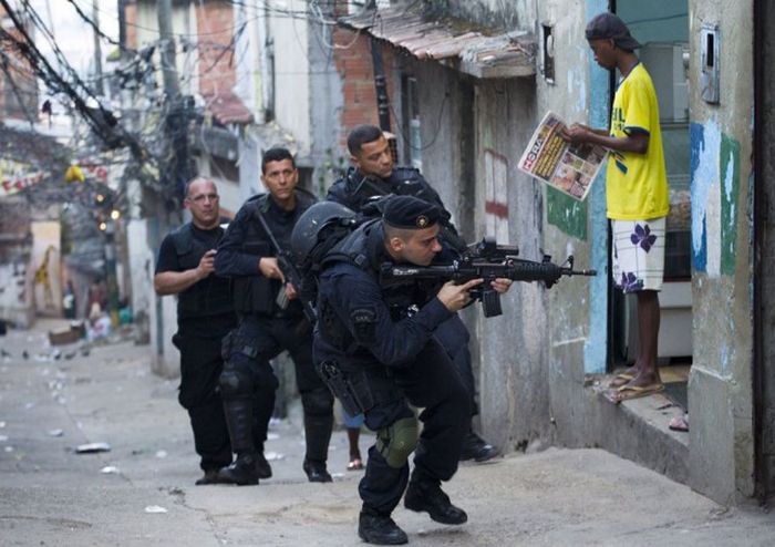 Прогулка по фавелам Рио-де-Жанейро с сотрудниками спецназа (13 фото)