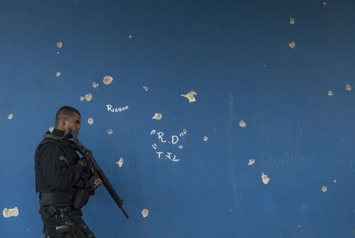 Прогулка по фавелам Рио-де-Жанейро с сотрудниками спецназа (13 фото)