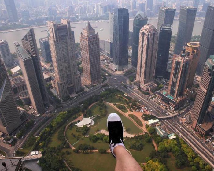 В Шанхае появилась обзорная площадка без заграждений и поручней (8 фото)