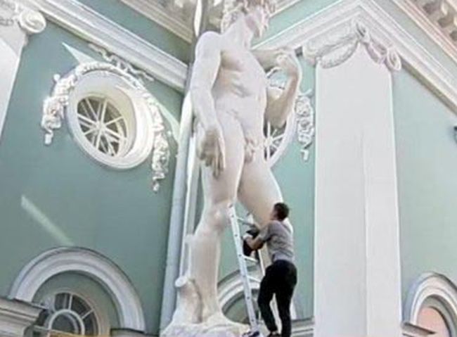 В Санкт-Петербурге половые органы копии статуи Давида прикрыли кепкой (4 фото)