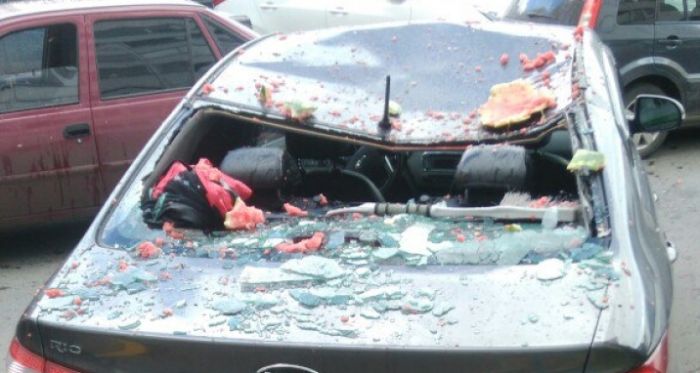 В Сургуте выброшенный в окно арбуз разбил автомобиль (3 фото)