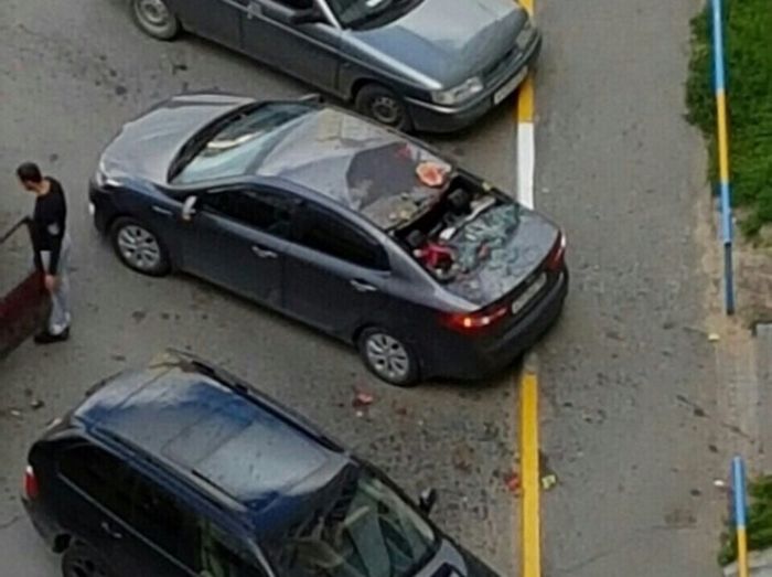 В Сургуте выброшенный в окно арбуз разбил автомобиль (3 фото)