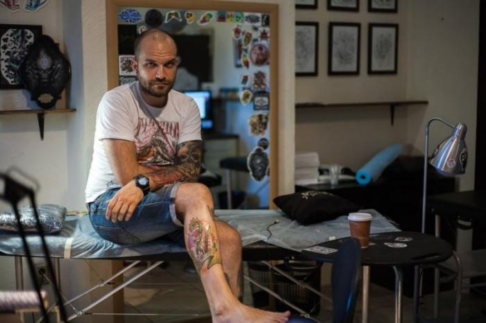 Житель Татарстана сделал уникальную татуировку с купюрой в 200 рублей (4 фото)